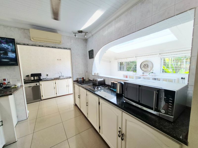 Luxury 5-Bedroom Home with Pool & Premium Entertaining - Photo 5