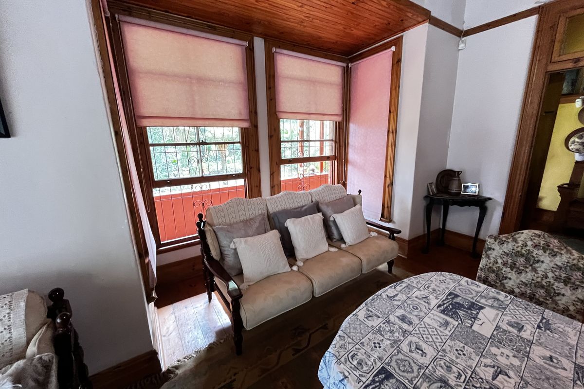 Spacious Dual-Living Property with 4 Bedrooms, Separate Accommodation & 4 Garages - Photo 4