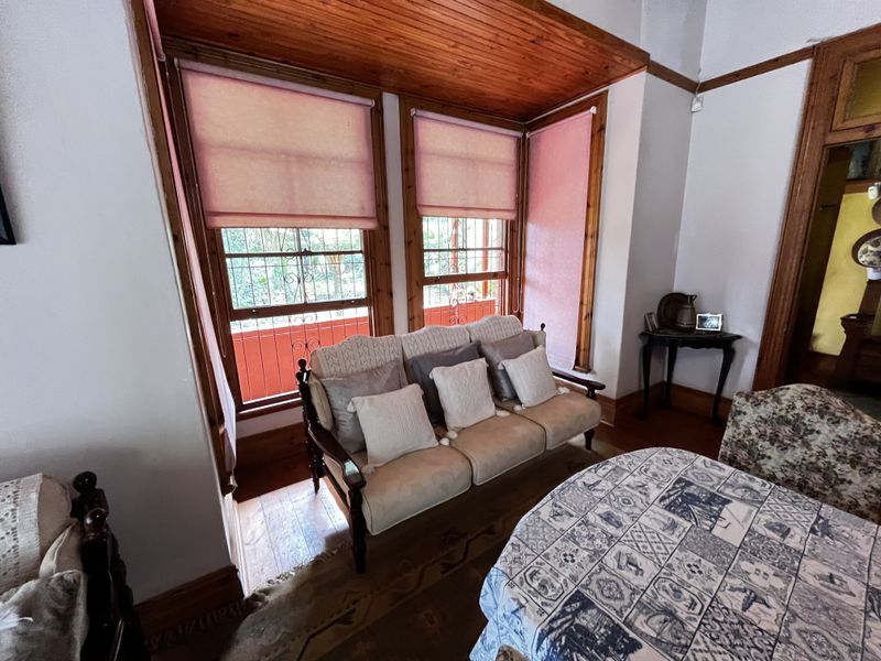 Spacious Dual-Living Property with 4 Bedrooms, Separate Accommodation & 4 Garages - Photo 4