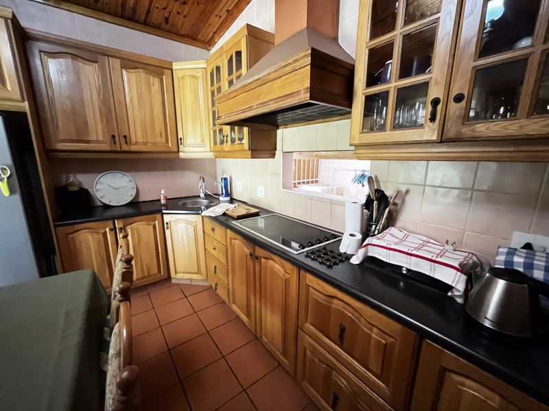 Spacious Dual-Living Property with 4 Bedrooms, Separate Accommodation & 4 Garages - Photo 10