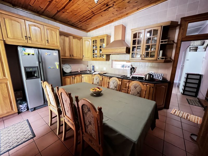 Spacious Dual-Living Property with 4 Bedrooms, Separate Accommodation & 4 Garages - Photo 9