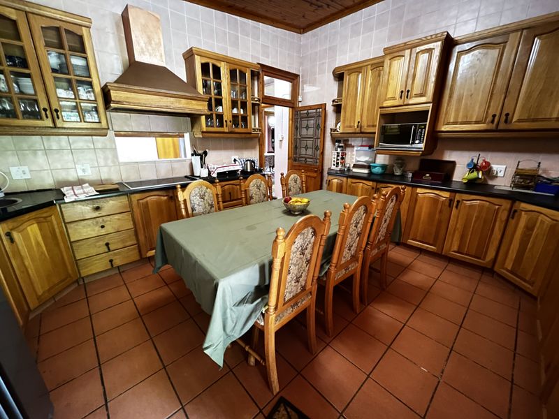 Spacious Dual-Living Property with 4 Bedrooms, Separate Accommodation & 4 Garages - Photo 8