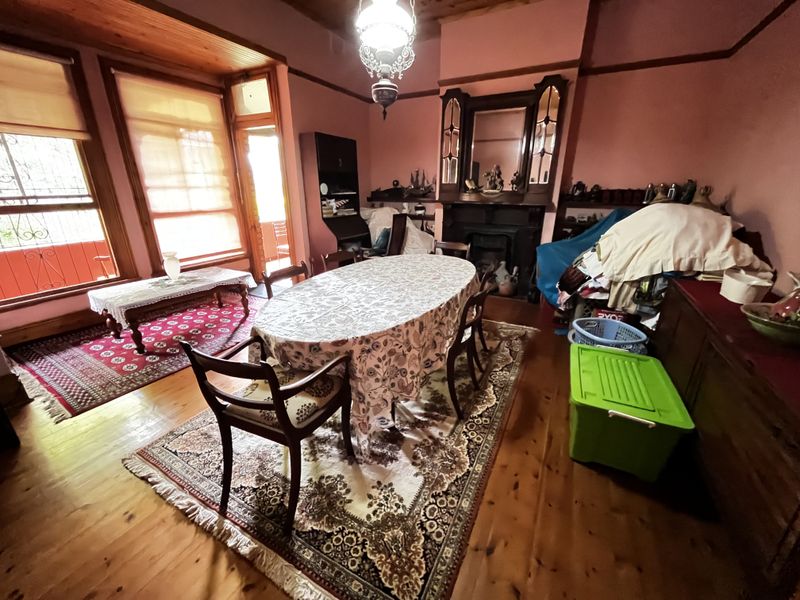 Spacious Dual-Living Property with 4 Bedrooms, Separate Accommodation & 4 Garages - Photo 7