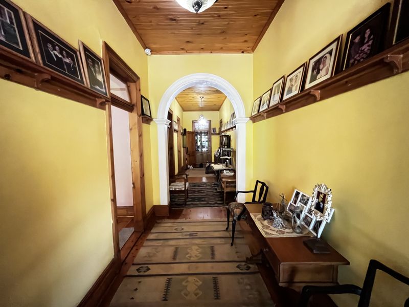 Spacious Dual-Living Property with 4 Bedrooms, Separate Accommodation & 4 Garages - Photo 6