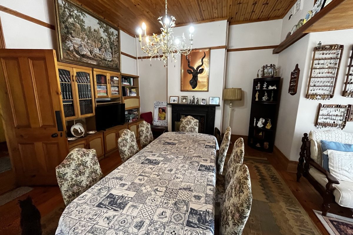 Spacious Dual-Living Property with 4 Bedrooms, Separate Accommodation & 4 Garages - Photo 5