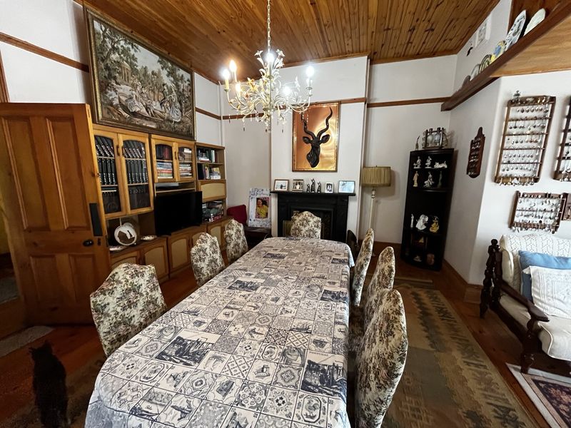 Spacious Dual-Living Property with 4 Bedrooms, Separate Accommodation & 4 Garages - Photo 5