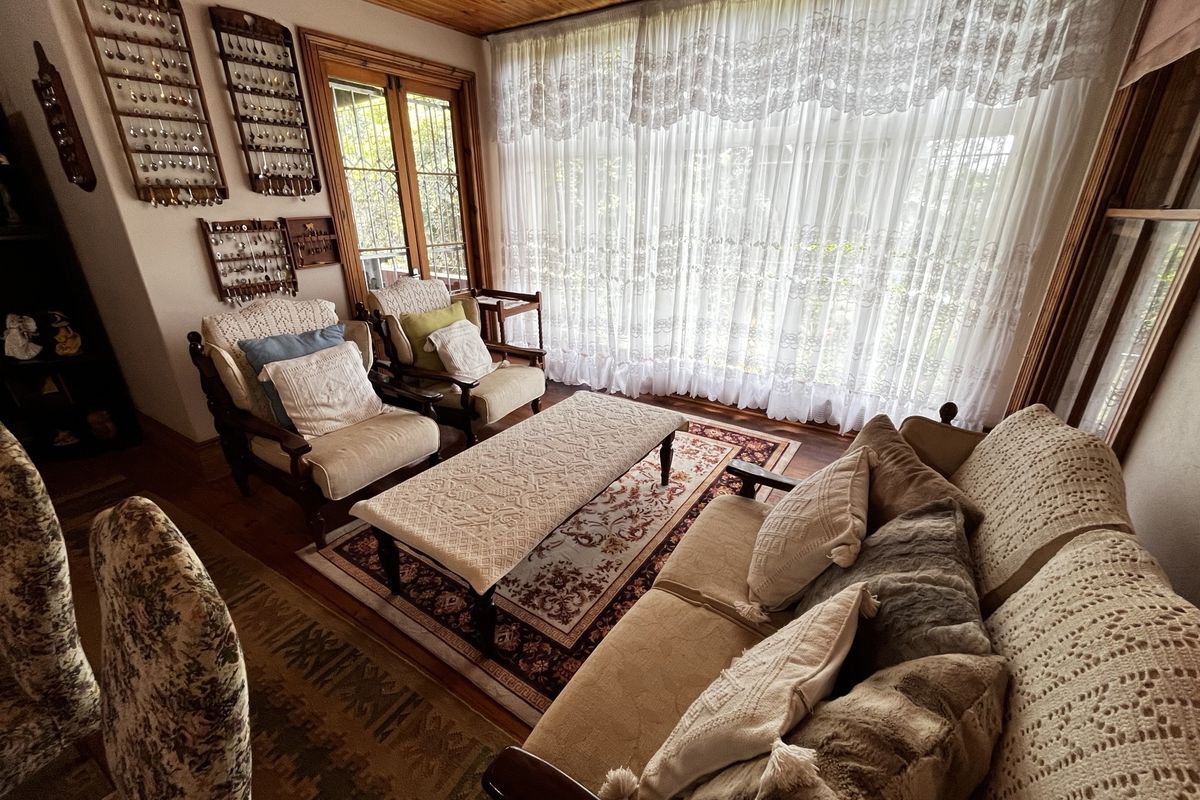 Spacious Dual-Living Property with 4 Bedrooms, Separate Accommodation & 4 Garages - Photo 3