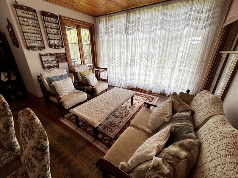 Spacious Dual-Living Property with 4 Bedrooms, Separate Accommodation & 4 Garages - Photo 3