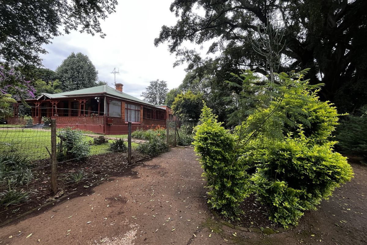 Spacious Dual-Living Property with 4 Bedrooms, Separate Accommodation & 4 Garages - Photo 2