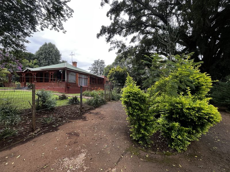 Spacious Dual-Living Property with 4 Bedrooms, Separate Accommodation & 4 Garages - Photo 2