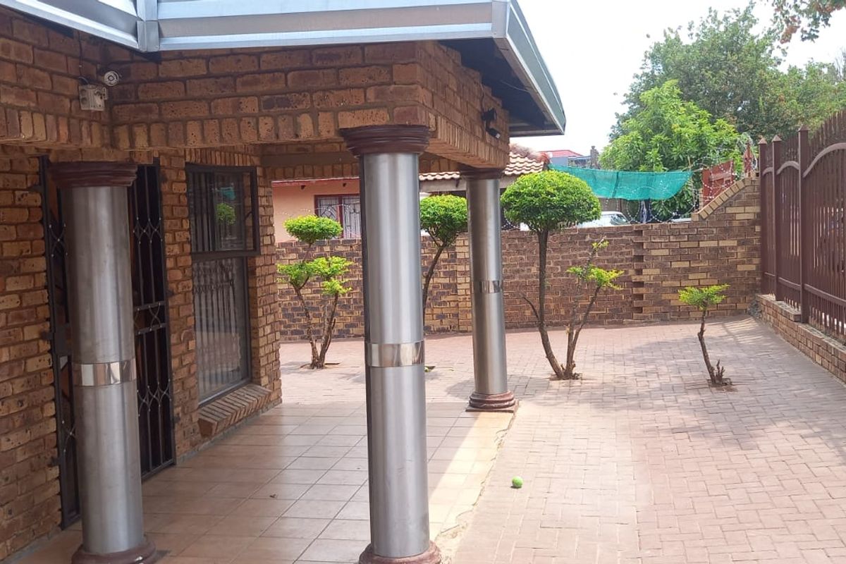 Luxurious Family Home in Danville,Pretoria west. - Photo 5