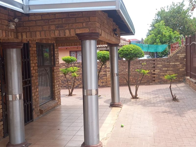 Luxurious Family Home in Danville,Pretoria west. - Photo 5