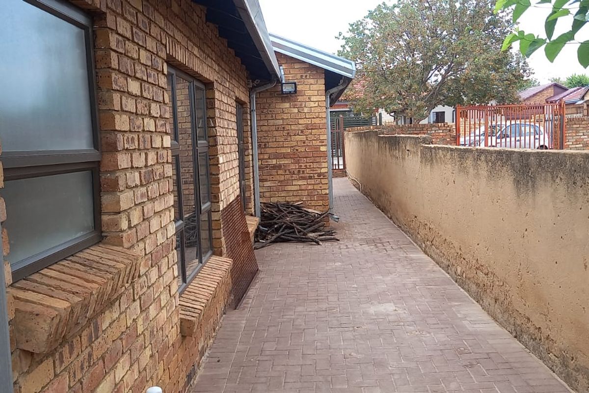 Luxurious Family Home in Danville,Pretoria west. - Photo 4