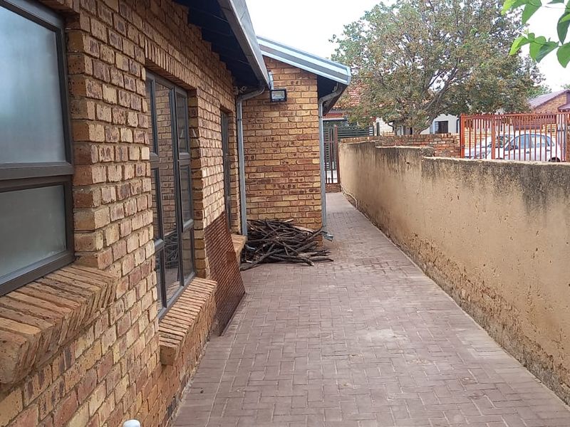 Luxurious Family Home in Danville,Pretoria west. - Photo 4