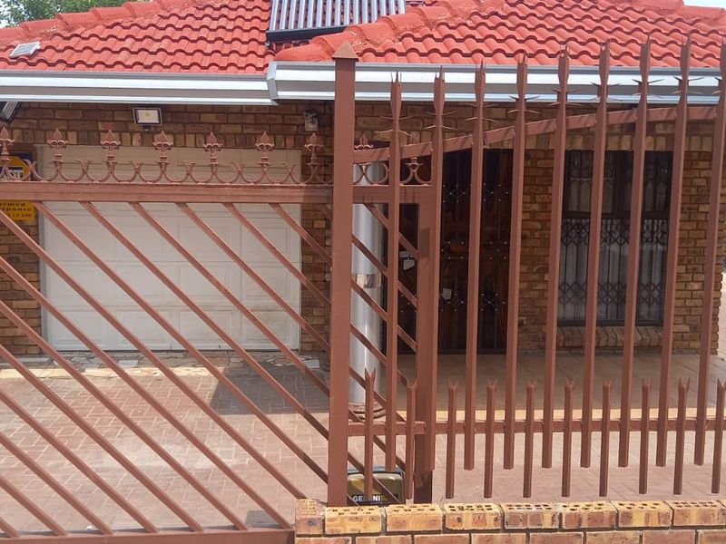 Luxurious Family Home in Danville,Pretoria west. - Photo 2