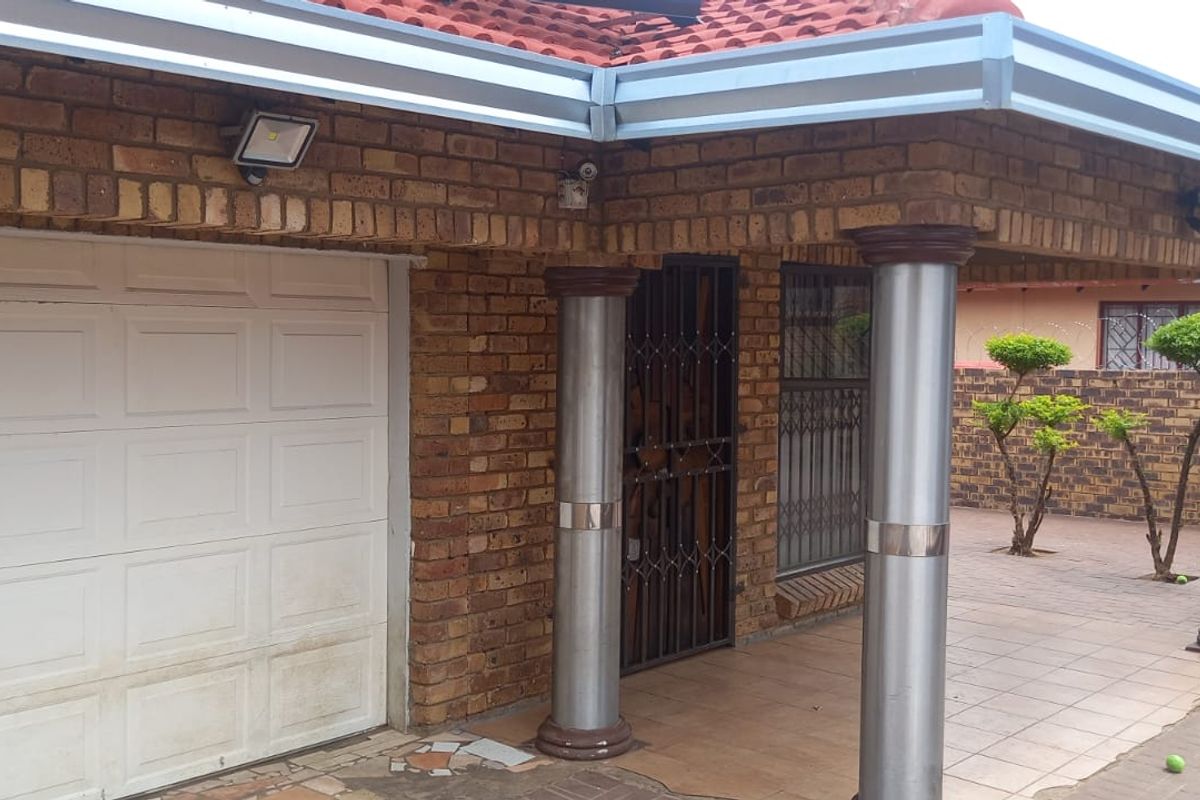 Luxurious Family Home in Danville,Pretoria west. - Photo 3