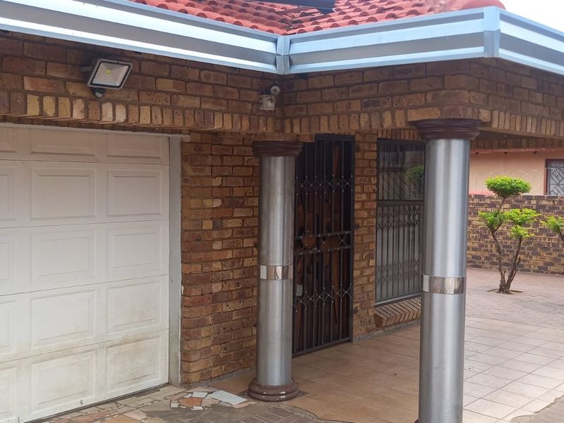 Luxurious Family Home in Danville,Pretoria west. - Photo 3