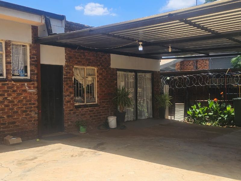 Income-Generating 3-Bedroom Property for Sale in Mohadin - Photo 3