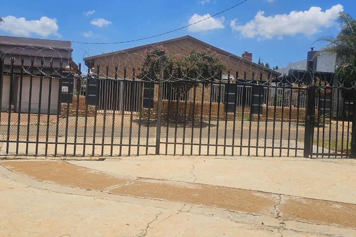 Income-Generating 3-Bedroom Property for Sale in Mohadin - Photo 2
