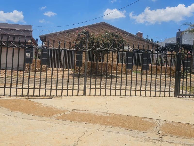 Income-Generating 3-Bedroom Property for Sale in Mohadin - Photo 2