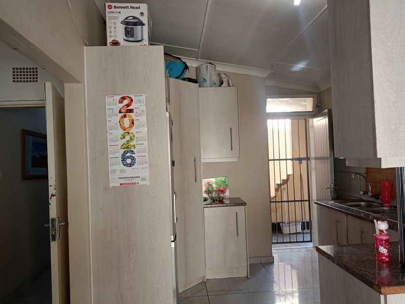 Spacious 4.5-Bedroom Home with Pool – Pet Friendly & Move-In Ready! - Photo 5