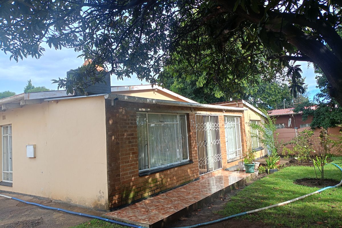 Spacious 4.5-Bedroom Home with Pool – Pet Friendly & Move-In Ready! - Photo 2