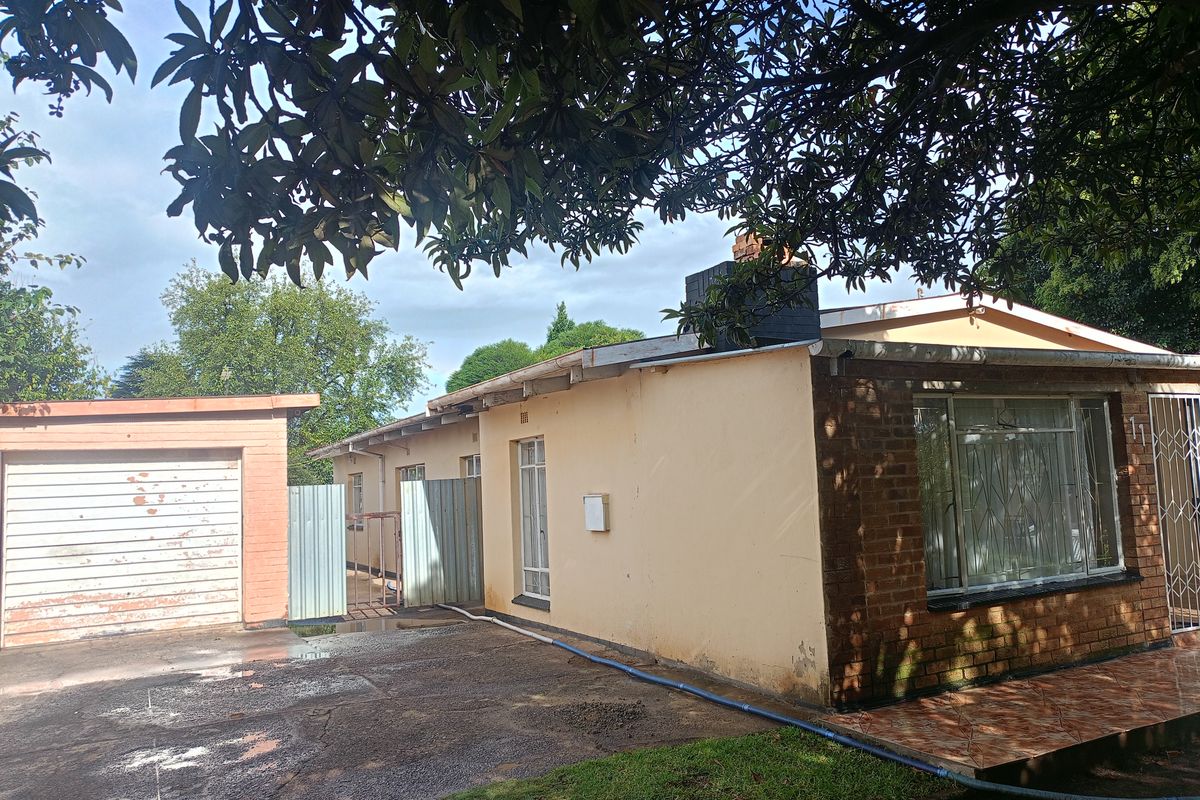 Spacious 4.5-Bedroom Home with Pool – Pet Friendly & Move-In Ready! - Photo 3