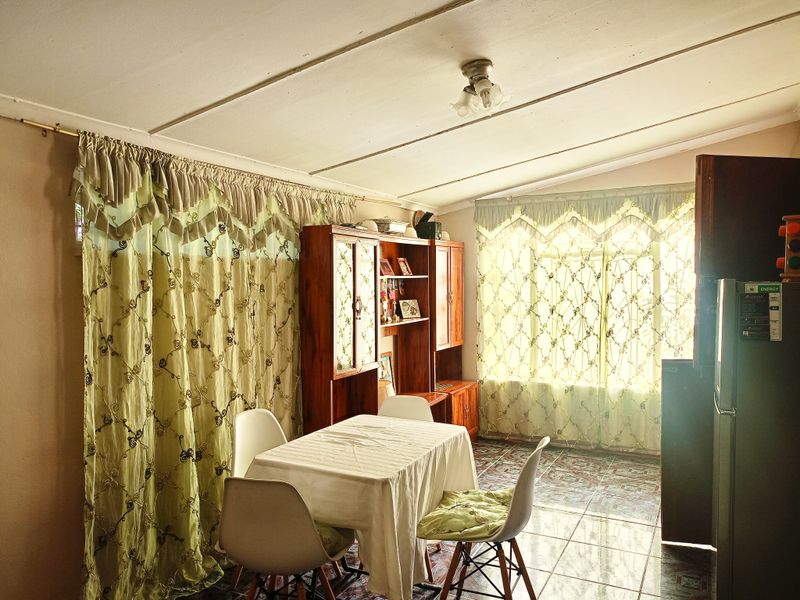 Spacious 4.5-Bedroom Home with Pool – Pet Friendly & Move-In Ready! - Photo 10