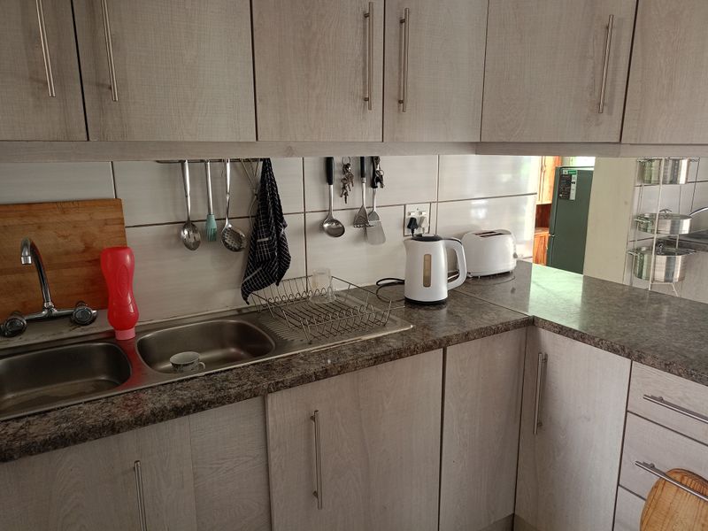 Spacious 4.5-Bedroom Home with Pool – Pet Friendly & Move-In Ready! - Photo 7