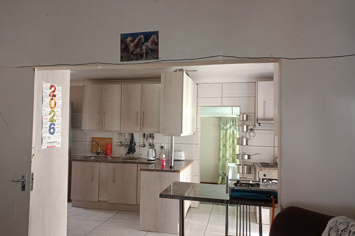 Spacious 4.5-Bedroom Home with Pool – Pet Friendly & Move-In Ready! - Photo 4