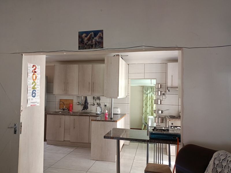 Spacious 4.5-Bedroom Home with Pool – Pet Friendly & Move-In Ready! - Photo 4