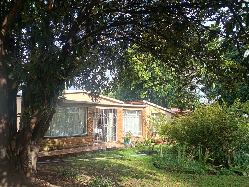 Spacious 4.5-Bedroom Home with Pool – Pet Friendly & Move-In Ready! - Photo 1