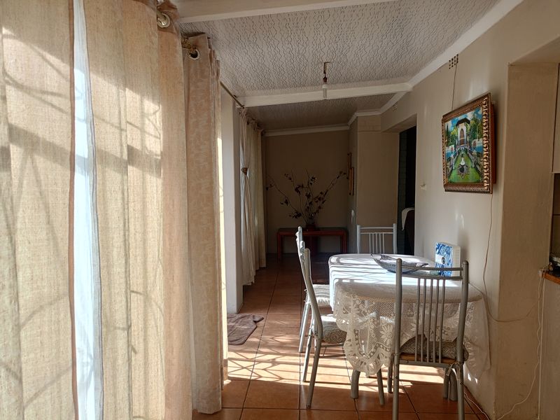 Spacious 4.5-Bedroom Home with Pool – Pet Friendly & Move-In Ready! - Photo 8