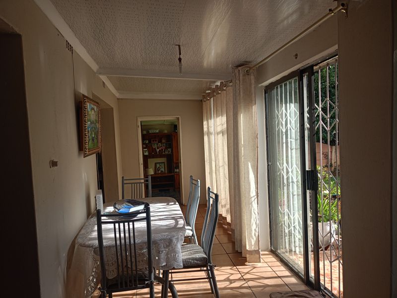 Spacious 4.5-Bedroom Home with Pool – Pet Friendly & Move-In Ready! - Photo 9