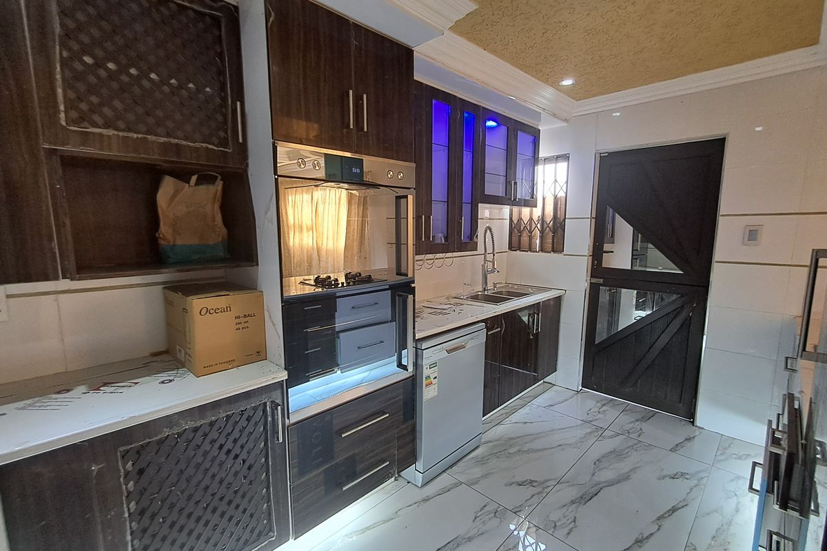 Newly Built Home @ R8,500 - Photo 2