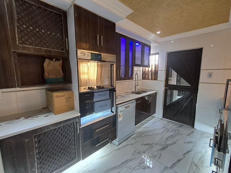 Newly Built Home @ R8,500 - Photo 2