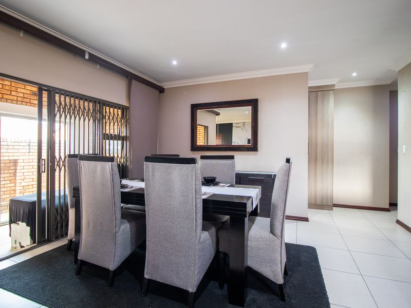 Secure & Spacious Gem- Immaculate - with Ample Parking on a Prime Stand - Photo 5