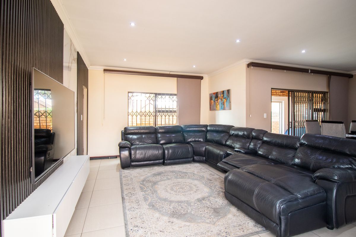 Secure & Spacious Gem- Immaculate - with Ample Parking on a Prime Stand - Photo 2