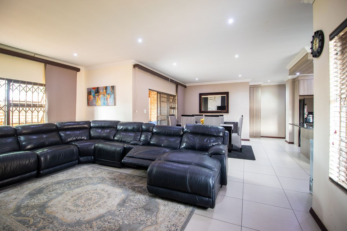 Secure & Spacious Gem- Immaculate - with Ample Parking on a Prime Stand - Photo 3