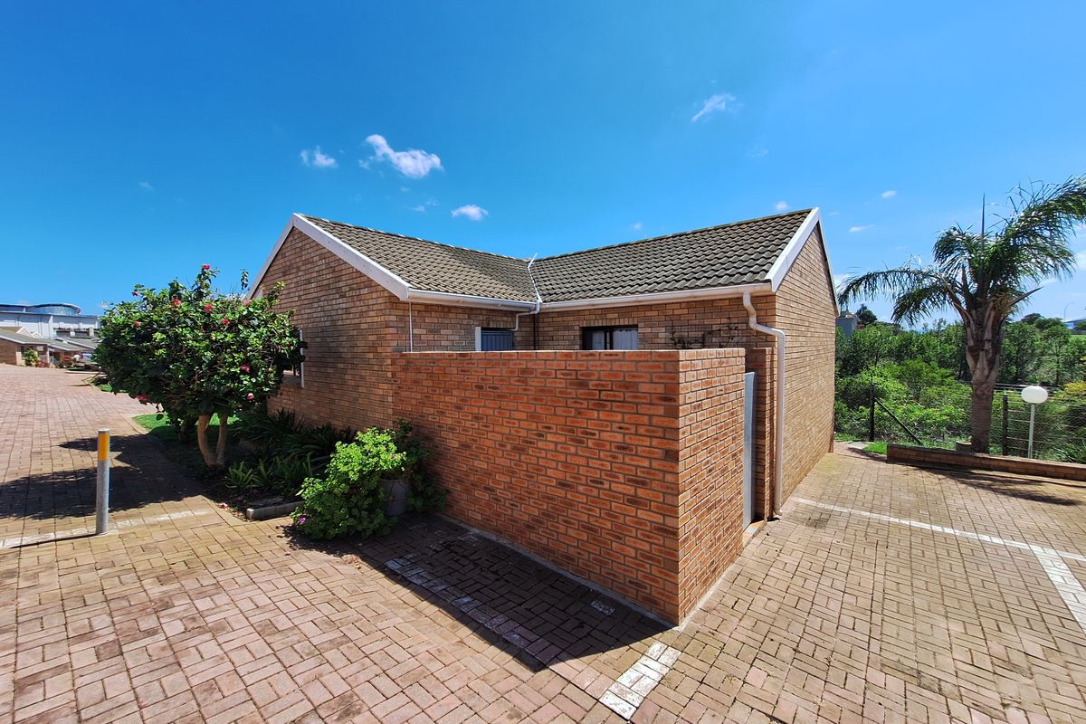 Charming North-East Facing Single-Level Townhouse in Secure Verbena Villas - Photo 3