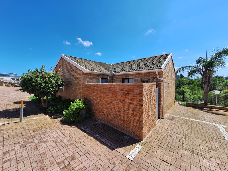 Charming North-East Facing Single-Level Townhouse in Secure Verbena Villas - Photo 3