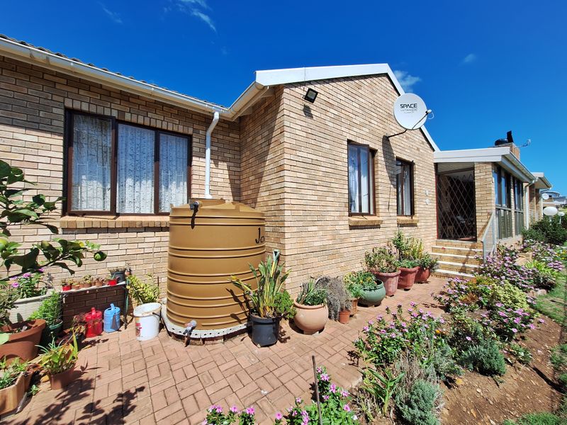 Charming North-East Facing Single-Level Townhouse in Secure Verbena Villas - Photo 8