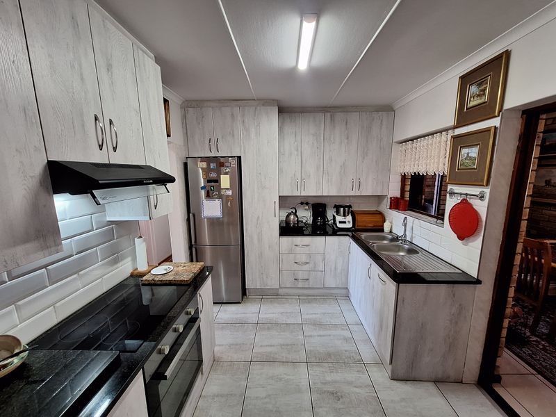 Charming North-East Facing Single-Level Townhouse in Secure Verbena Villas - Photo 10