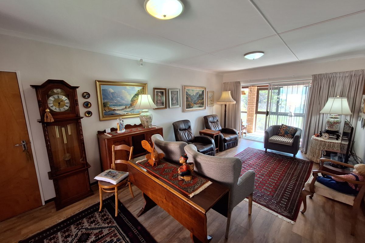 Charming North-East Facing Single-Level Townhouse in Secure Verbena Villas - Photo 5