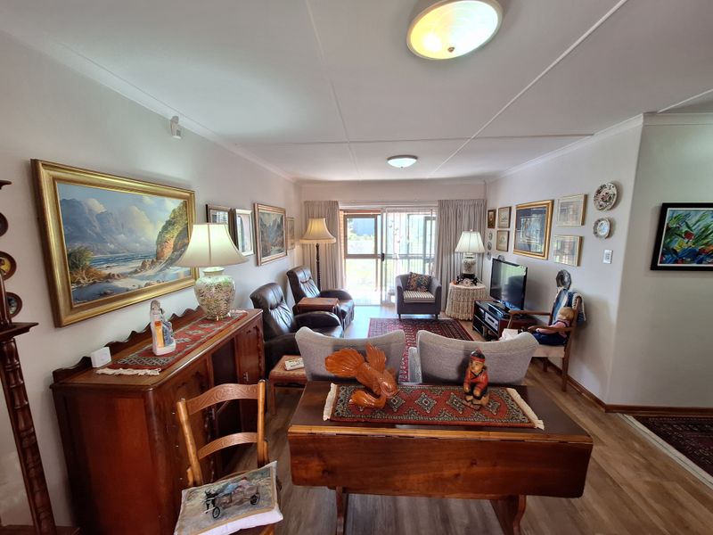 Charming North-East Facing Single-Level Townhouse in Secure Verbena Villas - Photo 4