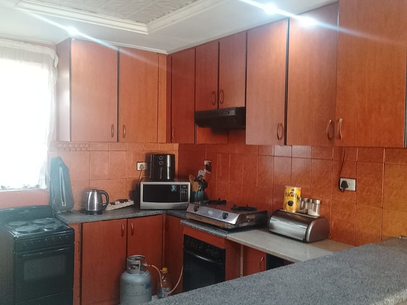 ' Charming Double Storey Family Home On The Main Road " - Photo 10