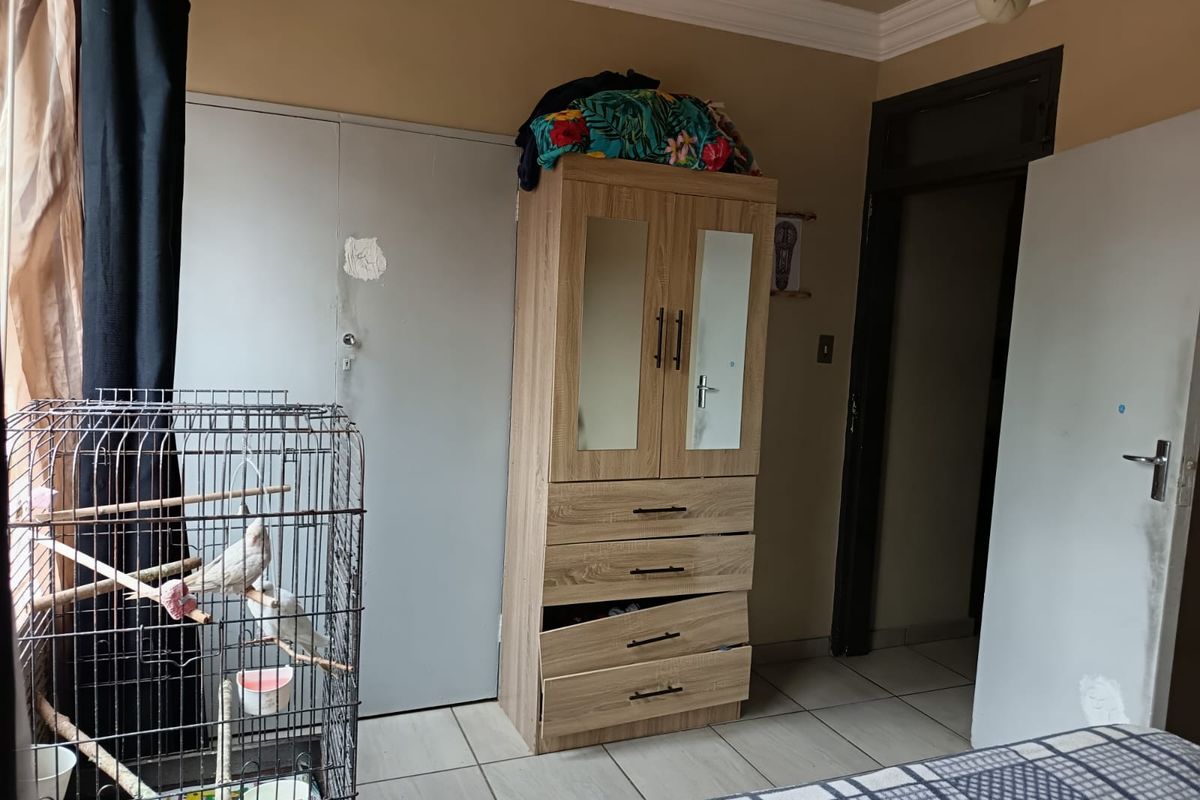 Charming 2-bedroom apartment for sale in Vanderbijlpark CW 6—perfect for comfortable modern living! - Photo 4