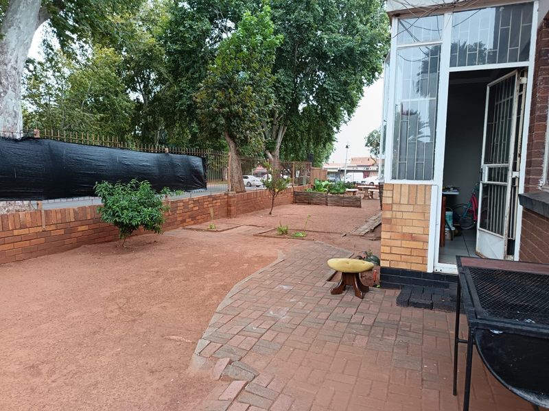 Charming 2-bedroom apartment for sale in Vanderbijlpark CW 6—perfect for comfortable modern living! - Photo 8