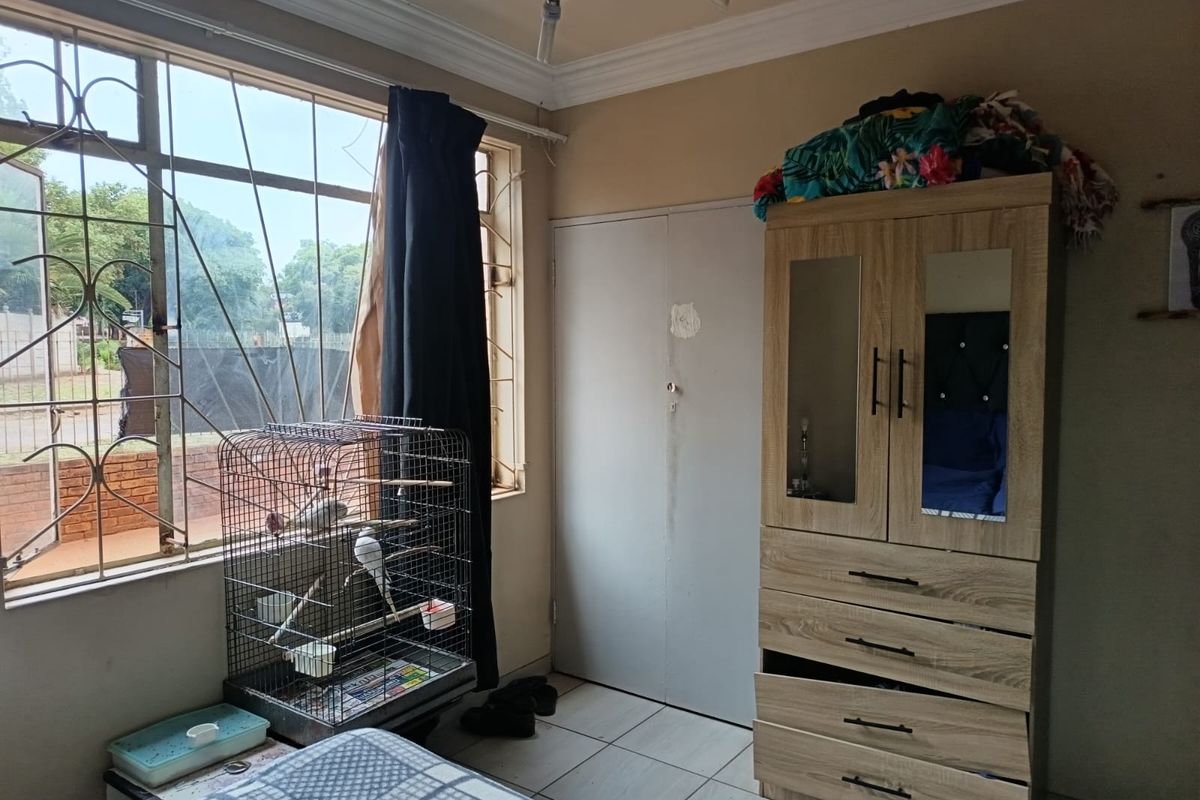 Charming 2-bedroom apartment for sale in Vanderbijlpark CW 6—perfect for comfortable modern living! - Photo 3