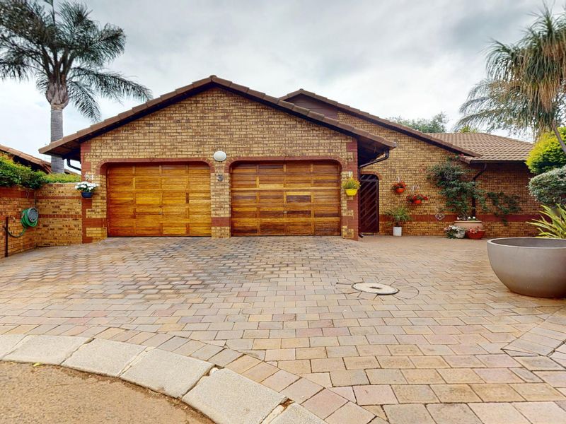 Private and Secure estate living! - Photo 2